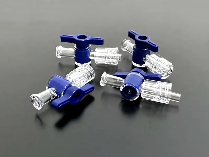kravzik-fluid-handling-connectors-medical-polycarbonate-fluid-delivery-manifold