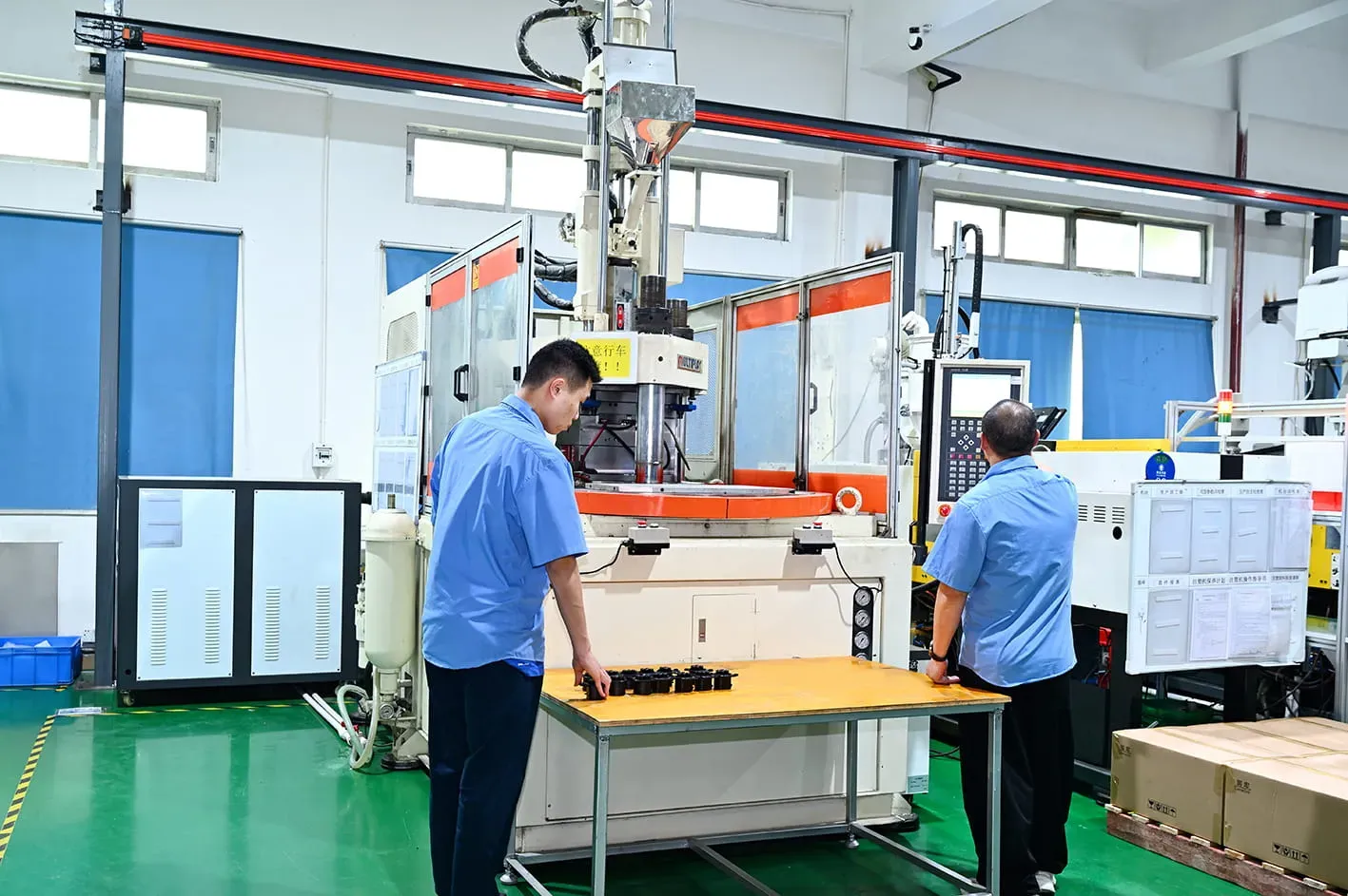 kravzik-vertical-injection-molding-machine