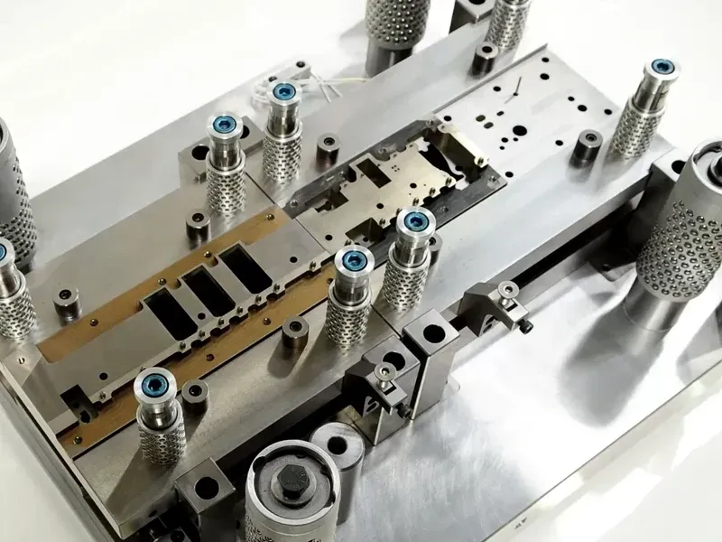 kravzik-progressive-die-interlocking-strip-layout